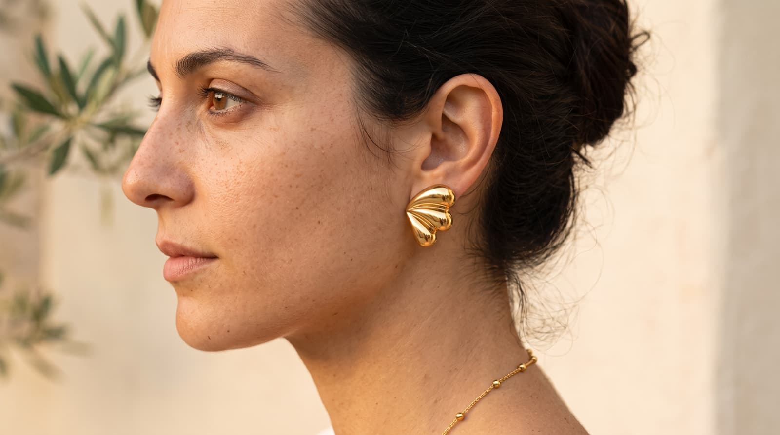 Mujer con pendientes Venera y cadena Serena de Alma y Sol